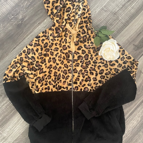 NWT Black Animal Print Fleece Pullover Hoodie Women's Sweater - Picture 3 of 8